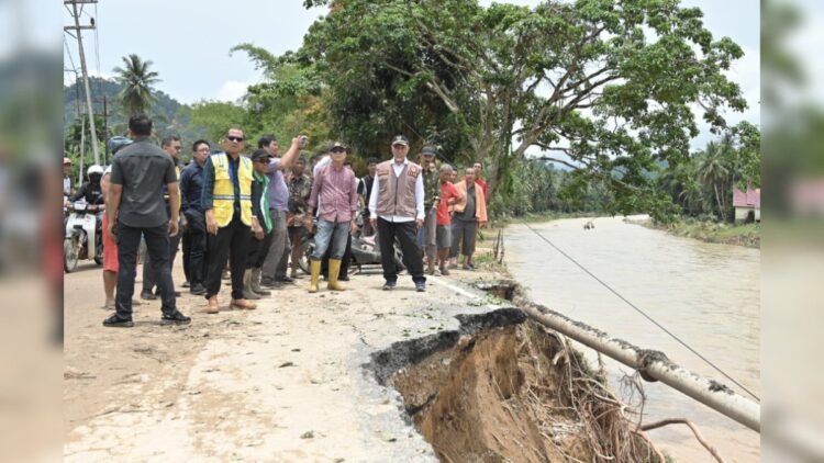 Usai Diperbaiki, Jalan Terban di Pesisir Selatan sudah Bisa Dilalui 1 Gubernur Sumbar meninjau jalan terban di Nagari Barung-Barung Balantai, Kecamatan Koto XI Tarusan. (Foto: Dok. Diskominfotik Sumbar)