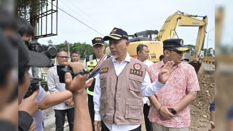 Gubernur Sumbar mengecek progres jembatan menuju BIM yang rusak akibat tergerus hujan. (Foto: Dok. Diskominfotik Sumbar)