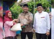 Penasehat Semen Padang Bagi Sembako untuk Warga, Hendri Septa: Semoga Dibalas Allah SWT