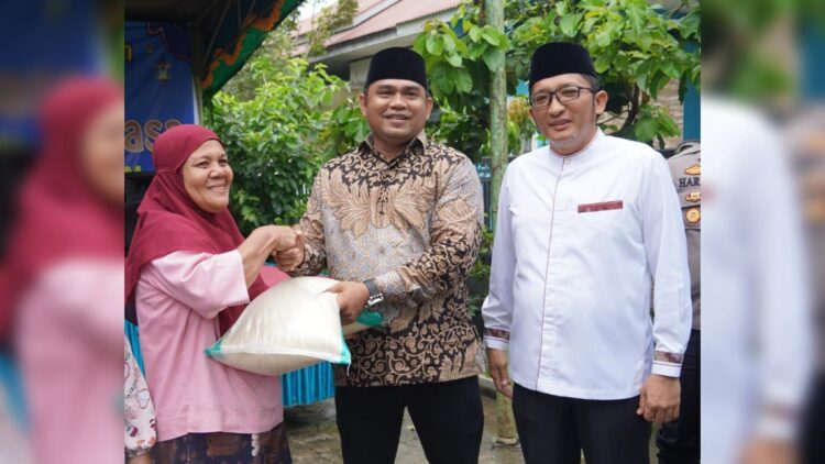 Penasehat Direksi PT Semen Padang menyerahkan bantuan sembako kepada warga. (Foto: Dok. Diskominfo Padang)