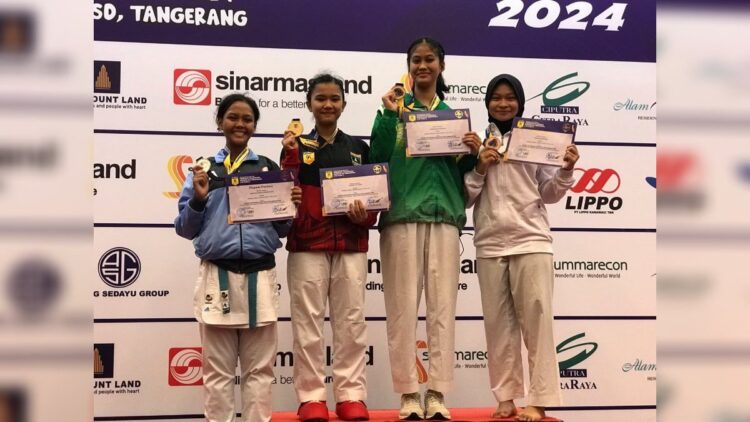 Andre Rosiade: Sumbar Sabet 1 Emas dan 3 Perunggu di Kejuaraan Ketum PB Forki 1 Atlet Forki Sumbar mendapatkan medali pada Kejuaraan Piala Ketua Umum PB Forki 2024, Hadi Tjahjanto. (Foto: Dok. Istimewa)