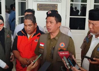 Kepala BNPB, Letjen Suharyanto (tengah) saat meninjau kawasan terdampak banjir dan longsor di sejumlah daerah Sumbar, Senin (11/3/2024) siang. Dia meminta pemerintah memastikan kebutuhan dasar masyarakat terpenuhi selama masa tanggap darurat. (Foto: Dok. Istimewa)