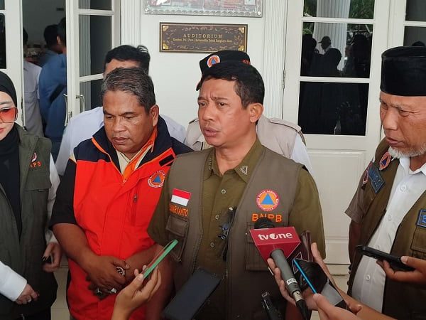 BNPB: Tanggap Darurat Bencana Alam di Sumbar, Kebutuhan Dasar Masyarakat Harus Terpenuhi 1 Kepala BNPB, Letjen Suharyanto (tengah) saat meninjau kawasan terdampak banjir dan longsor di sejumlah daerah Sumbar, Senin (11/3/2024) siang. Dia meminta pemerintah memastikan kebutuhan dasar masyarakat terpenuhi selama masa tanggap darurat. (Foto: Dok. Istimewa)