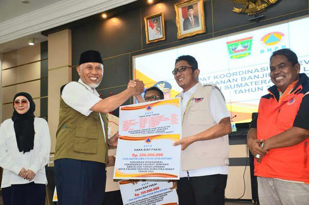 BNPB Bantu 5 Daerah Terdampak Bencana di Sumbar, Termasuk Padang 1 Gubernur Sumbar, Mahyeldi menyerahkan bantuan kebencanaan dari BNPB kepada Wali Kota Padang, Hendri Septa. (Foto: Dok. Prokopim)