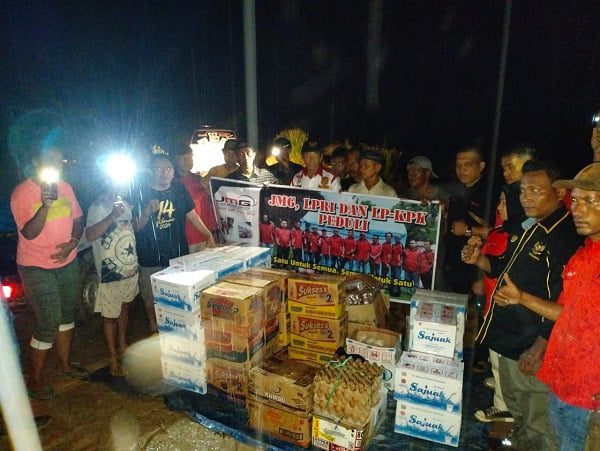 Peduli Korban Bencana Banjir-Longsor Pessel, JMG, LPRI dan LP-KPK Sumbar Antarkan Bantuan 1 Bantuan kepada korban terdampak banjir di Kabupaten Pesisir Selatan (Pessel) dari Jejak Media Group (JMG), LPRI Sumbar dan LP-KPK Sumbar. (Foto: Dok. Istimewa)