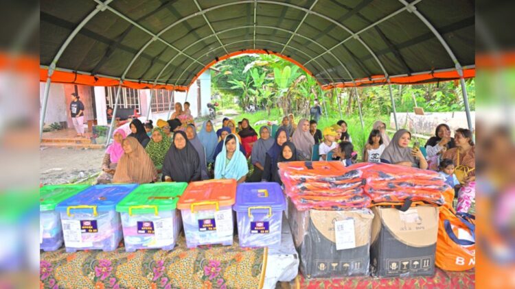 Sejumlah warga terdampak banjir dan longsor di Sumbar menerima bantuan dari Pemprov Sumbar. (Foto: Dok. Diskominfotik Sumbar)