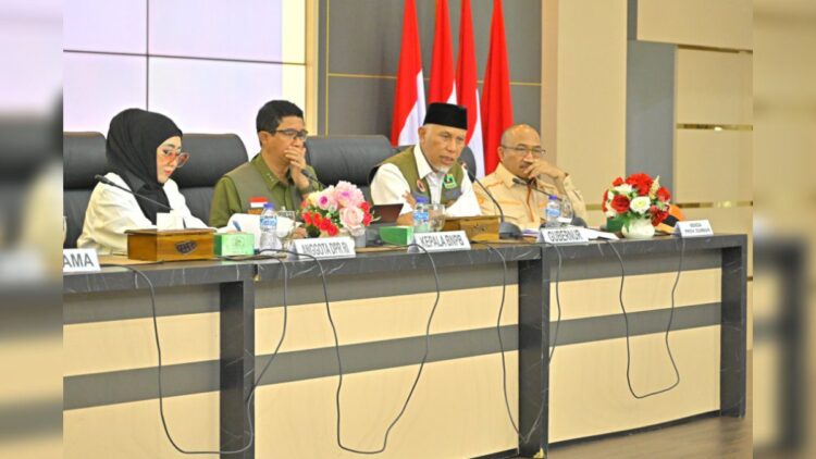 Pemprov Sumbar Usulkan Relokasi 100 Rumah di Langgai Pessel Terdampak Banjir dan Longsor 1 Gubernur Sumbar Mahyeldi bersama kepala BNPB saat rapat koordinasi di Auditorium Gubernuran Sumbar, Senin (11/3/2024). (Foto: Dok. Diskominfotik Sumbar)