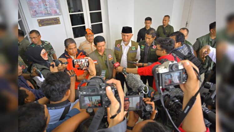 Belum Ditemukan, BNPB Intensifkan Pencarian Korban Banjir dan Longsor 1 Kepala Badan Nasional Penanggulangan Bencana (BNPB) Letnan Jenderal (Letjen) TNI Suharyanto saat diwawancara media. (Foto: Dok. Diskominfotik Sumbar)