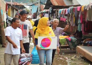 Indosat Ooredoo Hutchison Salurkan Bantuan bagi Masyarakat Terdampak Banjir di Padang