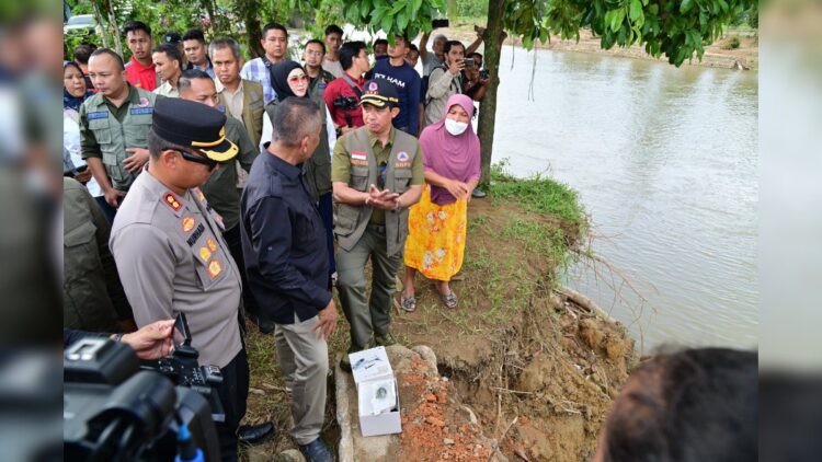 Kepala BNPB melakukan peninjauan ke lokasi banjir bandang dan longsor di Kabupaten Pesisir Selatan. (Foto: Dok. Diskominfotik Sumbar)