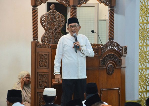 Lanjutkan Program 'Semata', Hendri Septa bakal Kunjungi 11 Rumah Keluarga Kurang Mampu 1 Safari Ramadan 1445 Hijriah perdana Wali Kota Padang, Hendri Septa ke Masjid Al Muhajirin di Pasir Putih, Kelurahan Bungo Pasang, Kecamatan Koto Tangah pada Selasa (12/3/2024) pagi. (Foto: Dok. Prokopim)
