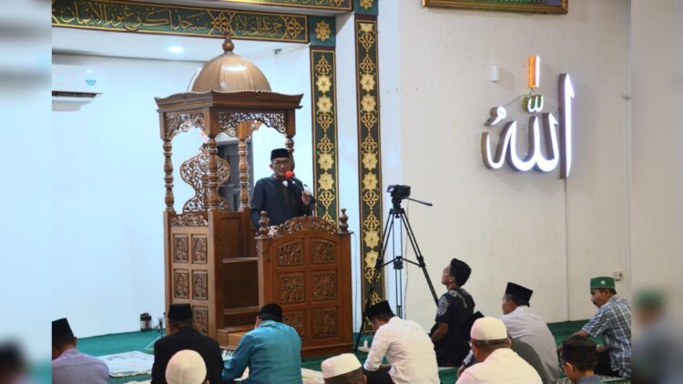 Tausiah Perdana di Masjid Agung Nurul Iman, Hendri Septa Minta Warga Manfaatkan Ramadan dengan Baik 1 Wali Kota Padang Hendri Septa menyampaikan tausiah perdananya pada Ramadhan 1445 H di Masjid Agung Nurul Iman, Selasa (12/3/2024). (Foto: Dok. Diskominfo Padang)
