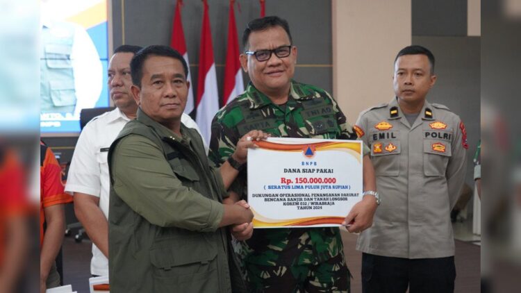 Kasrem 032/Wbr Kolonel Inf Sapta Marwindu Ibraly menerima secara simbolis bantuan awal Dana Siap Pakai dari BNPB. (Foto: Dok. Penrem 032/Wbr)