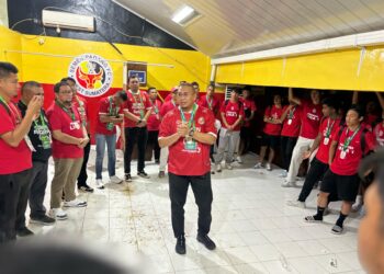 Penasihat Semen Padang FC (SPFC) Andre Rosiade memotivasi para pemain sebelum laga. (Foto: Dok. Tim AR)
