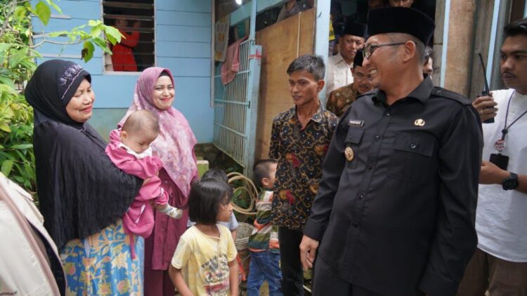 Semata Jilid IV Dimulai, Pemko Padang Bedah Rumah Warga Kurang Mampu di Seberang Pebayan 1 Wali Kota Padang Hendri Septa saat menjemput keluarga Arif Kurnia di Seberang Pebayan, Batang Arau, Padang Selatan. (Foto: Dok. Diskominfo Padang)