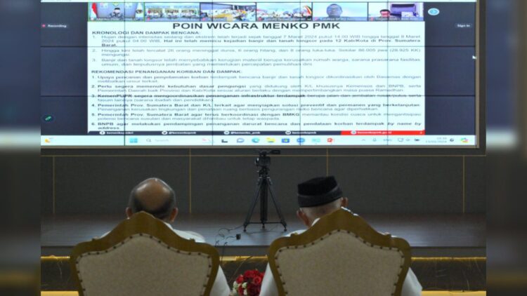 Menko PMK Minta Pemda Data segera Kebutuhan Mendesak akibat Banjir-Longsor di Sumbar 1 Gubernur Sumbar Mahyeldi dan Sekda Provinsi Sumbar Hansastri saat mendengarkan pemaparan dari Menko PMK Muhadjir Effendy ketika rapat penanganan banjir dan longsor di Sumbar, Rabu (13/3/2024). (Foto: Dok. Diskominfotik Sumbar)