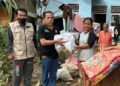 Penyerahan bantuan sembako oleh Anggota DPR RI asal Sumbar, H Andre Rosiade kepada para korban terdampak banjir di Kabupaten Pesisir Selatan pada Kamis (14/3/2024) siang. (Foto: Dok. Tim AR)