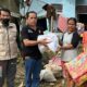 Penyerahan bantuan sembako oleh Anggota DPR RI asal Sumbar, H Andre Rosiade kepada para korban terdampak banjir di Kabupaten Pesisir Selatan pada Kamis (14/3/2024) siang. (Foto: Dok. Tim AR)