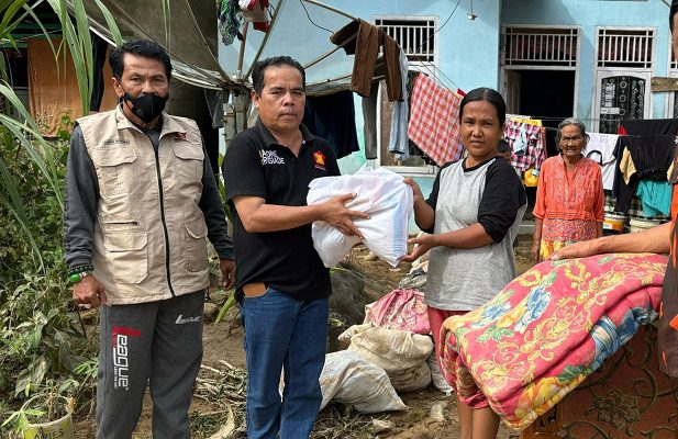 Andre Rosiade Bantu Ratusan Paket Sembako untuk Korban Banjir Pessel 1 Penyerahan bantuan sembako oleh Anggota DPR RI asal Sumbar, H Andre Rosiade kepada para korban terdampak banjir di Kabupaten Pesisir Selatan pada Kamis (14/3/2024) siang. (Foto: Dok. Tim AR)