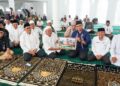 Wali Kota Padang, Hendri Septa didampingi Kabag Kesra, Jasman dan Camat Padang Timur, Diko Eka Putra menyerahkan dana hibah kepada pengurus Masjid Al Hijrah dalam Safari Jumat Ramadan, Jumat (15/3/2024) sore. (Foto: Dok. Prokopim)