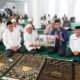 Wali Kota Padang, Hendri Septa didampingi Kabag Kesra, Jasman dan Camat Padang Timur, Diko Eka Putra menyerahkan dana hibah kepada pengurus Masjid Al Hijrah dalam Safari Jumat Ramadan, Jumat (15/3/2024) sore. (Foto: Dok. Prokopim)
