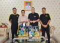 Penyerahan bantuan kemanusiaan untuk 110 korban terdampak banjir di Kota Padang oleh toko ritel MR DIY kepada Wakil Wali Kota Padang, Ekos Albar pada Jumat (15/3/2024) siang. (Foto: Dok. Prokopim)