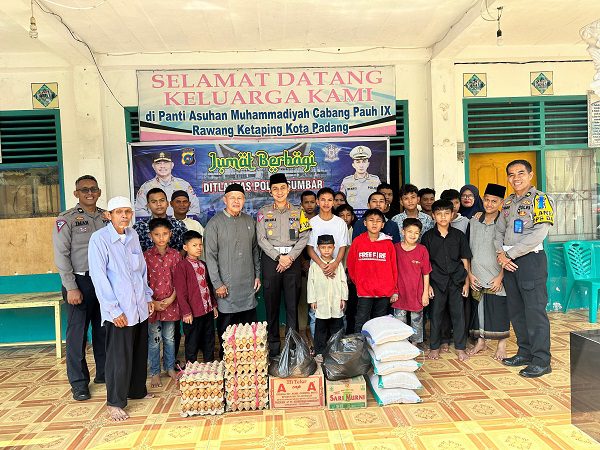 Ditlantas Polda Sumbar Gelar Jumat Berbagi di Panti Asuhan Muhammadiyah Pauh Padang 1 Kegiatan Jumat Berbagi Ditlantas Polda Sumbar yang langsung dipimpin Kombes Dwi Nur Setiawan. (Foto: Dok. Polda Sumbar)