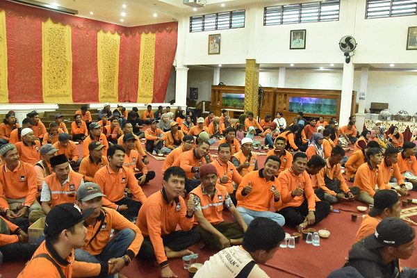 Petugas Kebersihan di Padang Full Senyum, Bakal Dapat Insentif Selama Setahun 1 Petugas kebersihan di Kota Padang menghadiri kegiatan berbuka bersama di Rumah Dinas Wali Kota Padang. Pada tahun 2024, mereka akan mendapatkan insentif selama 12 bulan atau satu tahun. (Foto: Dok. Prokopim)