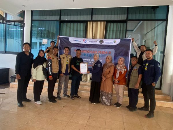 BIM Salurkan Bantuan Kemanusiaan untuk Padang Pariaman dan Pesisir Selatan 1 Penyerahan bantuan kemanusiaan dari Angkasa Pura II dan Bandara Internasional Minangkabau kepada Pemkab Padang Pariaman dan Pesisir Selatan. (Foto: Dok. BIM)