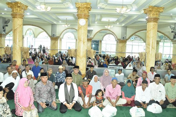 Baznas-Pemko Padang Salurkan Paket Sembako ke 490 Warga Marapalam Padang 1 Baznas dan Pemko Padang menyalurkan paket sembako kepada 490 masyarakat yang berada di kawasan Marapalam, Kecamatan Padang Timur pada Sabtu (16/3/2024) siang. (Foto: Dok. Prokopim)