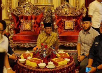 Anies Baswedan (tengah) saat menghadiri undangan berbuka bersama yang digelar Ketua DPW Partai NasDem Sumatera Barat (Sumbar), Fadly Amran, Sabtu (16/3/2024) malam. Dirinya menginginkan tetap akan melakukan perubahan meski kalah pada Pilpres 2024. (Foto: Dok. Istimewa)