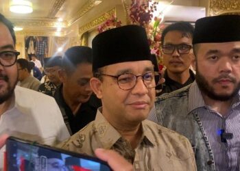 Anies Baswedan (tengah) saat berkunjung ke Kota Padang pada Sabtu (16/3/2024) malam. (Foto: Dok. Istimewa)