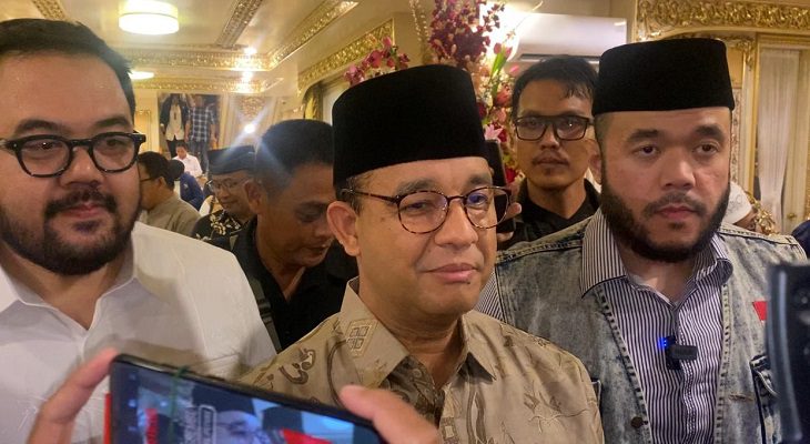 Anies Baswedan (tengah) saat berkunjung ke Kota Padang pada Sabtu (16/3/2024) malam. (Foto: Dok. Istimewa)