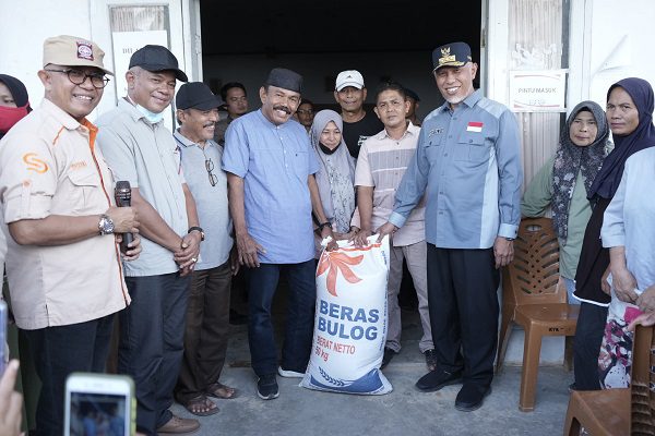 Pemprov Sumbar Salurkan 220 Ton Beras Cadangan Pangan untuk Warga Pessel Terdampak Banjir dan Longsor 1 Gubernur Sumbar, Mahyeldi menyerahkan cadangan beras pangan Pemprov Sumbar kepada masyarakat terdampak bencana banjir dan longsor di Kabupaten Pesisir Selatan (Pessel) pada Sabtu (16/3/2024) siang. (Foto: Dok. Adpim)