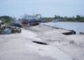 Kondisi Tempat Pelabuhan Ikan (TPI) Surantih, Sutera, Kabupaten Pesisir Selatan (Pessel), yang ambruk akibat bencana banjir yang melanda pada 7-8 Maret 2024 lalu. (Foto: Dok. Adpim)