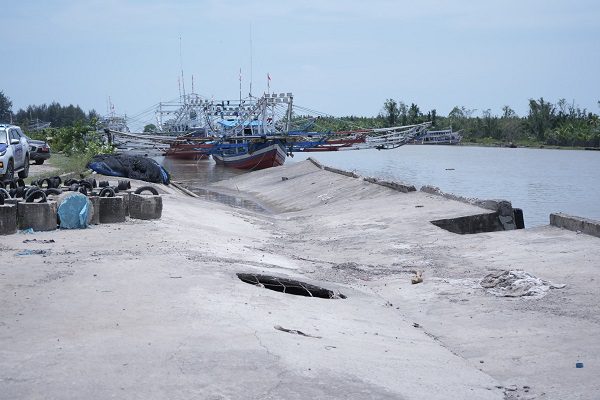 TPI Surantih Pesisir Selatan Rusak Parah akibat Banjir, Kapal Tangkap Ikan Hancur 1 Kondisi Tempat Pelabuhan Ikan (TPI) Surantih, Sutera, Kabupaten Pesisir Selatan (Pessel), yang ambruk akibat bencana banjir yang melanda pada 7-8 Maret 2024 lalu. (Foto: Dok. Adpim)