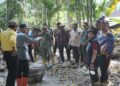 Gubernur Sumbar, Mahyeldi meninjau kembali penanganan pasca bencana di Kabupaten Pesisir Selatan. (Foto: Dok. Adpim)