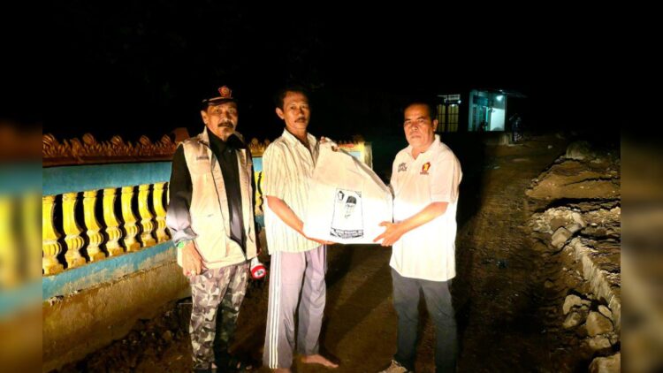 Andre Rosiade: Gerindra Bagikan Ribuan Nasi Kotak Sahur untuk Korban Banjir Pessel selama Sepekan 1 Tim Andre Rosiade membagikan nasi kotak sahur untuk korban banjir di Kabupaten Pesisir Selatan. (Foto: Dok. Tim AR)