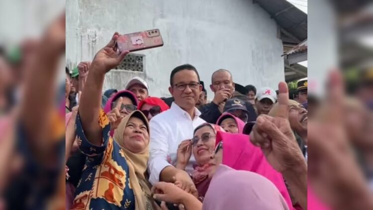 Ngaku Fokus Tunggu Hasil Pilpres, Anies Baswedan malah Ditawari jadi Gubernur Sumbar 1 Anies Baswedan berfoto dengan warga saat berkunjung ke Banuaran, Kecamatan Lubuk Begalung, Kota Padang, Sabtu (16/3/2024). (Foto: Tangkapan Layar video Instagram)