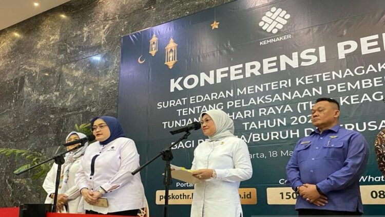 Dirjen PHI dan Jamsos Kemnaker Indah Anggoro Putri (kedua kiri) dan Menaker Ida Fauziyah (tengah) dalam konferensi pers di Jakarta, Senin (18/3/2024). (ANTARA/Prisca Triferna)