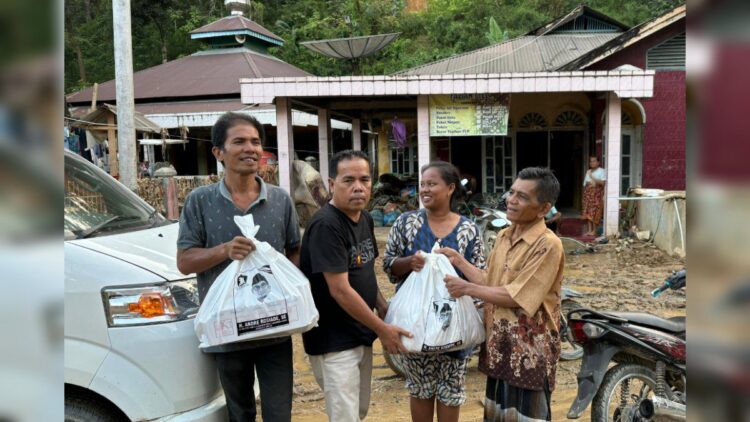 Tim Andre Rosiade menyerabahkan bantuan paket sembako kepada korban banjir di Kabupaten Pesisir Selatan. (Foto: Dok. Tim AR)