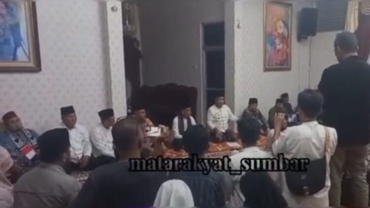 Marah Gegara Gubernur Singgah Sahur Tak Minta Izin, Bupati Solok: Dia Gak Punya Daerah Kekuasaan 1 Tangkapan layar video bupati marah-marah. (Dok. Tiktok @udatocco10)