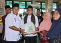 Penyerahan bantuan paket sembako dalam program 'Ramadan Berbagi' ke warga di Kecamatan Padang Utara pada Selasa (19/3/2024) siang. (Foto: Dok. Prokopim)