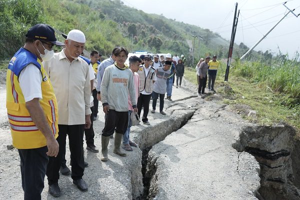 Aktivitas Tambang Galian C tak Berizin di Kabupaten Solok Berakibat Kerusakan Jalan Nasional, Sempat Dikeluhkan Menteri PUPR 1 Kondisi Jalan Nasional Padang-Solok Selatan di kawasan Aie Dingin, Alahan Panjang, Kabupaten Solok, Selasa (19/3/2024) yang rusak akibat aktivitas tambang galian C di wilayah tersebut. (Foto: Dok. Adpim)
