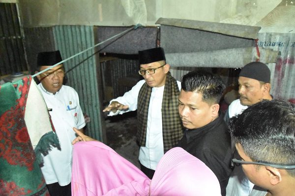 Lewat Program Semata, Rumah Pengayuh Becak di Padang Direhab Baznas-Pemko 1 Wali Kota Padang, Hendri Septa menyambangi kediaman rumah seorang pengayuh becak yang tinggal di rumah tak layak huni. Rumah tersebut direhab dalam program Semata berkat kolaborasi Baznas-Pemko Padang. (Foto: Dok. Prokopim)