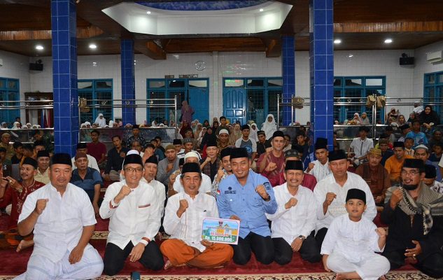Wako Padang Minta Warga jangan Sia-siakan Ramadan Tahun Ini 1 Penyerahan dana hibah Pemko Padang kepada Masjid Muthmainah di KPIK, Kecamatan Koto Tangah, Kota Padang pada Rabu (20/3/2024) malam. (Foto: Dok. Prokopim)
