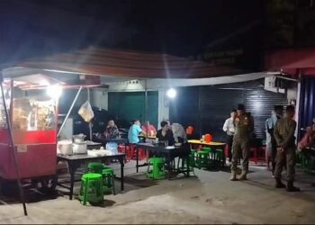 Petugas Satpol PP Kota Padang mendatangi warung pinggir jalan di kawasan Veteran, Kecamatan Padang Barat yang dilaporkan masyarakat karena menghidupkan musik hingga larut malam. (Foto: Dok. Satpol PP Padang)