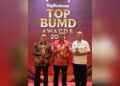 Gubernur Sumatera Barat (Sumbar), Mahyeldi menerima penghargaan sebagai Top Pembina BUMD Award 2024 dari Majalah Top Business di Jakarta. (Foto: Dok. Adpim)