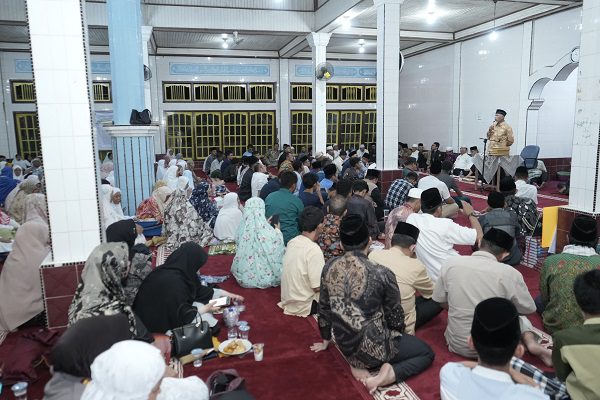 Sangat Kental dengan Keislaman, Gubernur Sumbar: Generasi Muda Pariaman Harus Tautkan Hati ke Masjid 1 Gubernur Sumbar meminta generasi muda di Pariaman harus selalu menautkan hatinya di Masjid. (Foto: Dok. Adpim)