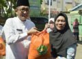 Wako Apresiasi Program Bagi Sembako Kemenag Padang 4 Wali Kota Padang, Hendri Septa mengapresiasi kegiatan Syiar Ramadhan Kemenag yaitu bagi sembako bagi 300 masyarakat Kota Padang, di Lapangan Kantor Kementerian Agama (Kemenag) Kota Padang, Jumat (22/3/2024) siang. (Foto: Dok. Porkopim)